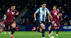 亚马尔缺席，巴萨的战略漏洞暴露！弗里克该如何自救？